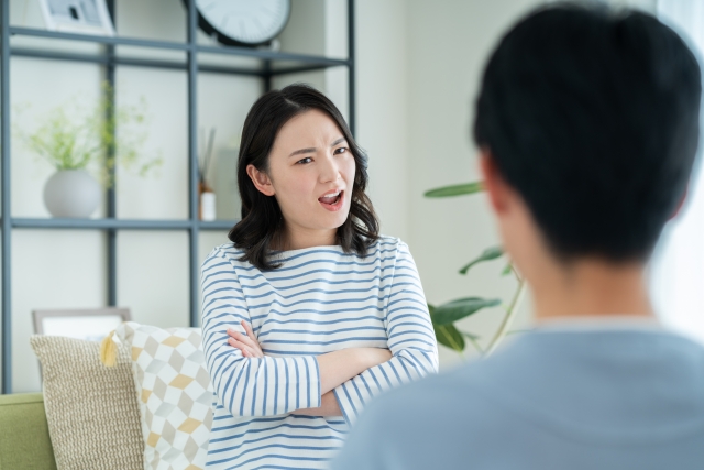 夫に怒る妻